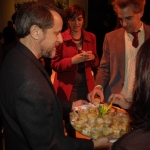 Mark Sindler, NOPA President, distributes gelato and sorbetto from La Divina Gelateria at the PhotoGALA (c) David Rae Morris, 2009